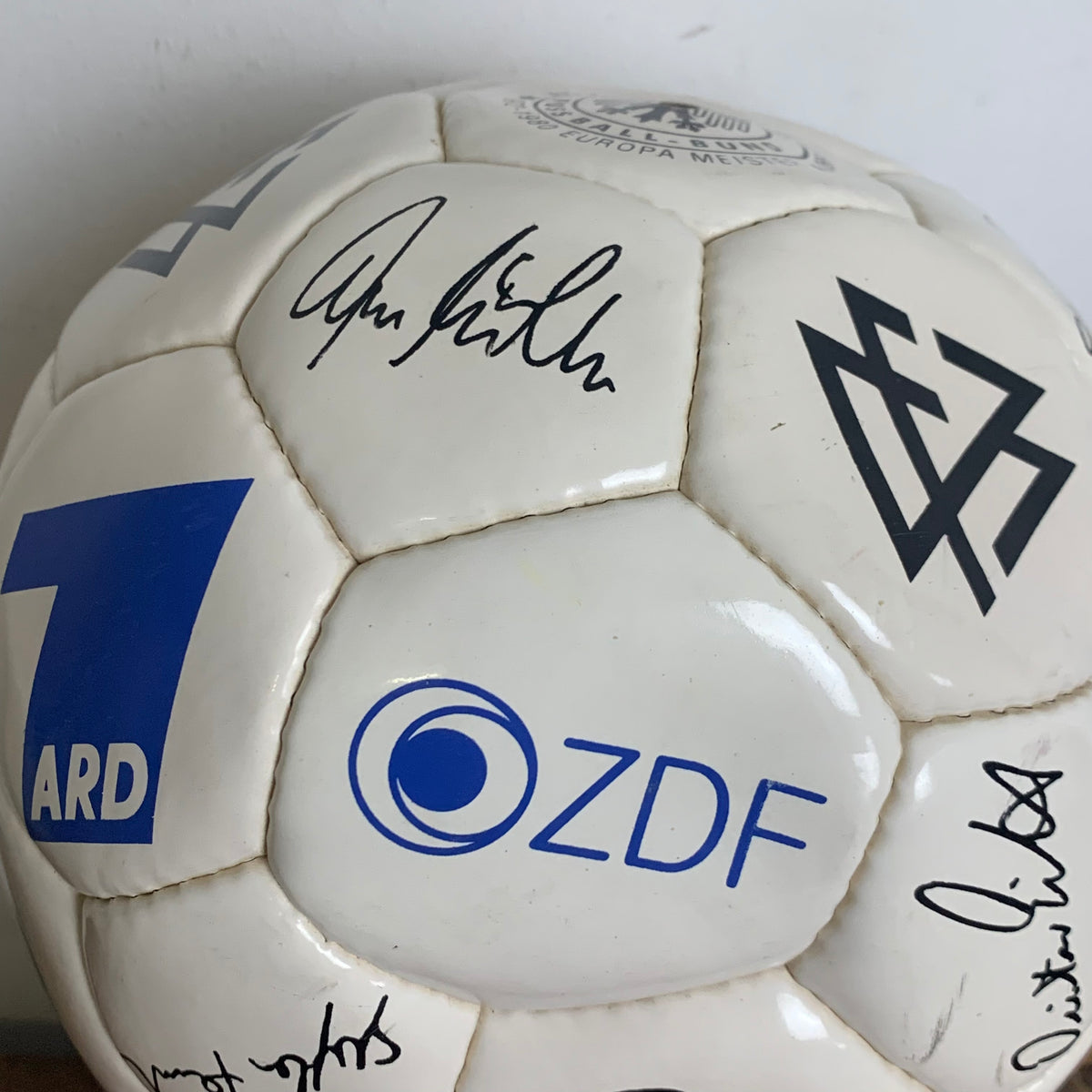 Fußball mit Autogrammen gedruckt DFB Weltmeister Fußball ARD ZDF