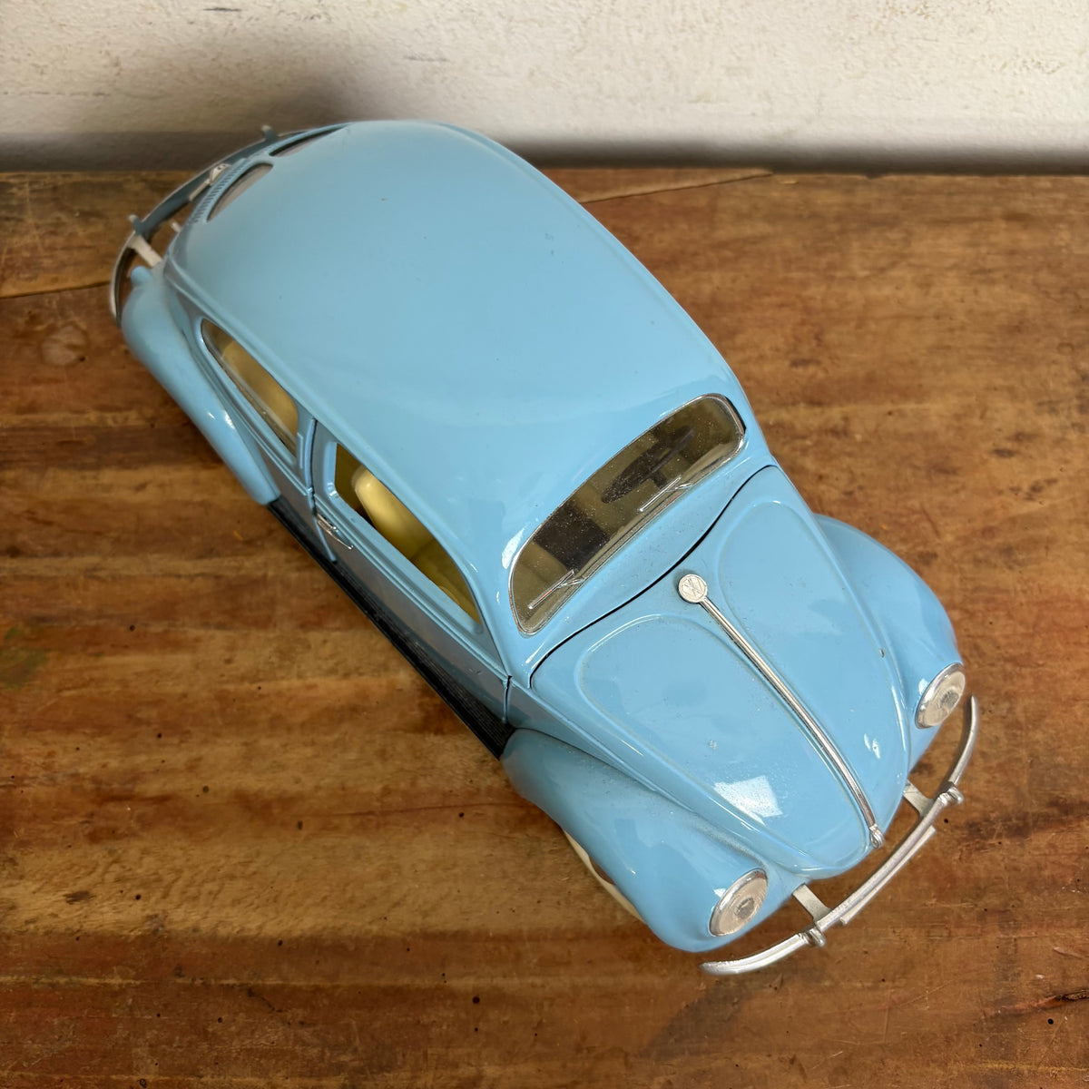 La Coccinelle Volkswagen 1200 split miniature de Solido au 1/43e La Coccinelle Volkswagen 1200 split miniature de Solido au 1/43e