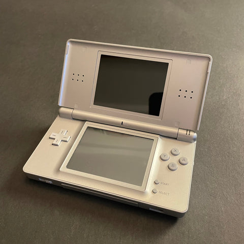 Nintendo DS lite in Grau mit Ladegerät