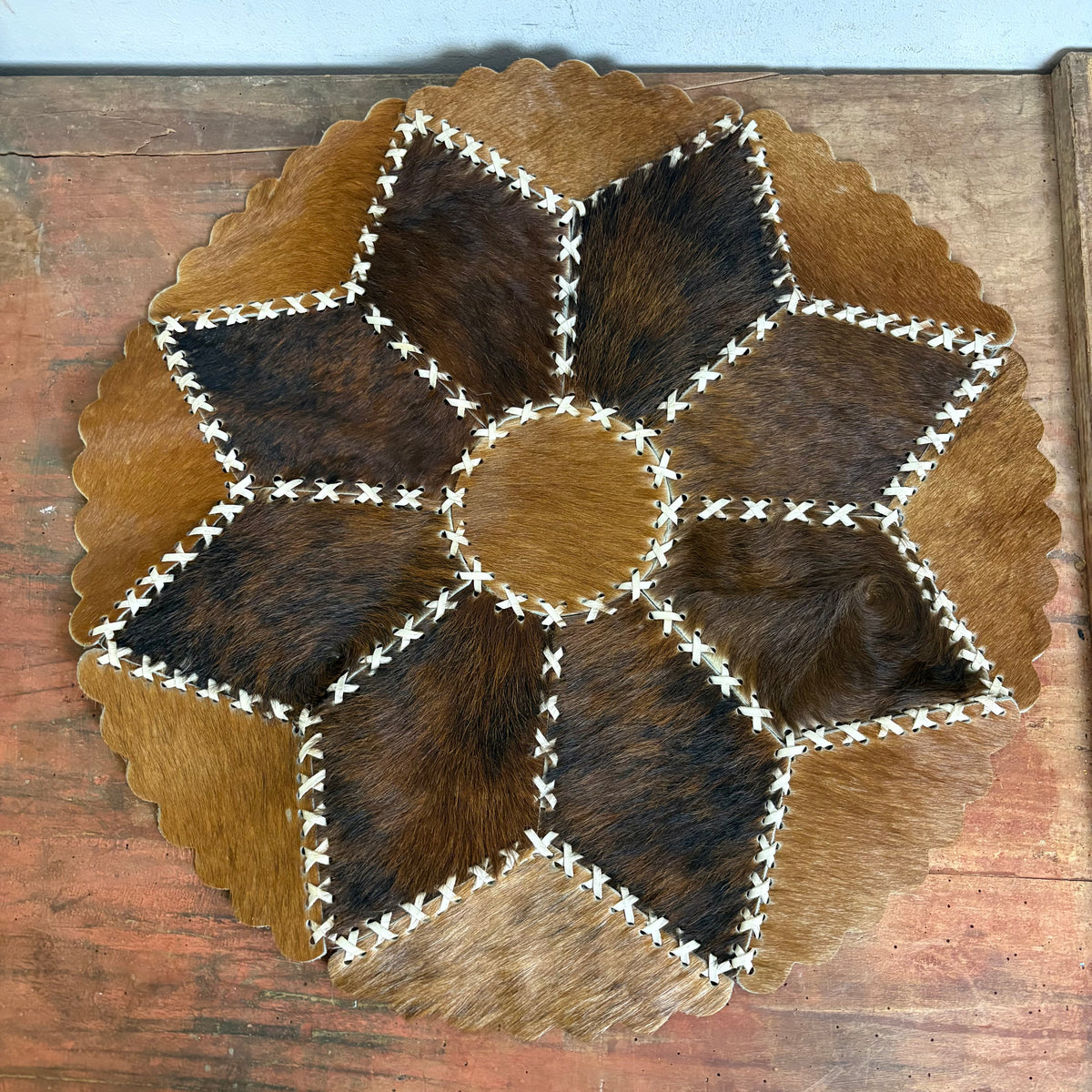 Vintage Rundes Patchwork Kuhfell Tischset Teppich Tr delfuchs Vintage vintage-rundes-patchwork-kuhfell-tischset-teppich-tr-delfuchs-vintage