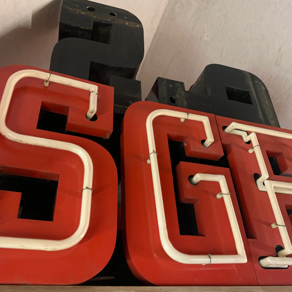 Neon Leuchtbuchstabe / Reklame der Kultkneipe Spiegel Hannover