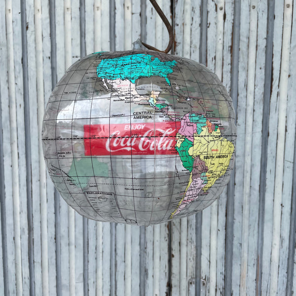 Reklame Coca Cola Wasserball als Weltkugel