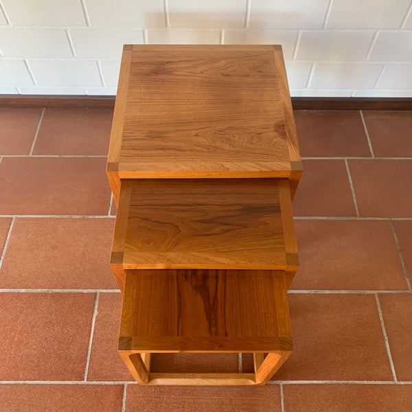 Vintage Dänische Minimalistische Würfel Teak Satztische von Aksel Kjersgaard