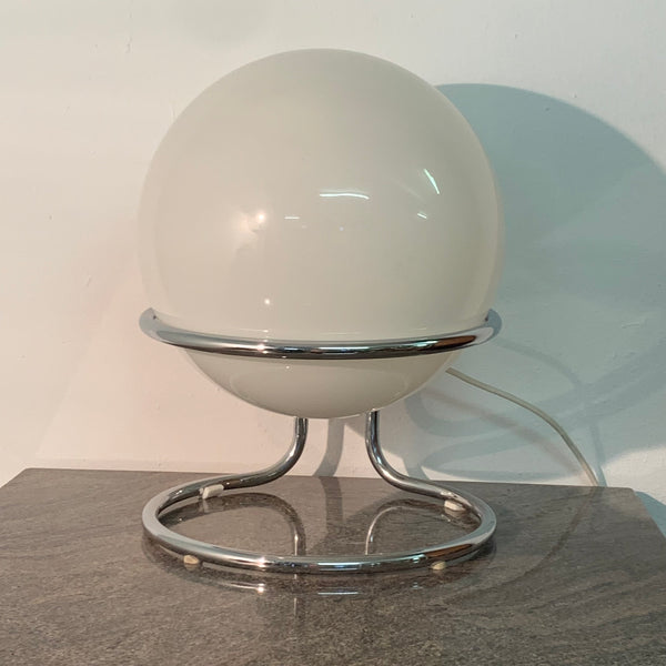 Vintage Space Age Tischlampe mit Chromgestell und eingelegter Glaskugel
