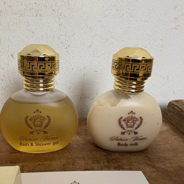 Luxuriöse Pflegeprodukte und Accessoires für Gäste des Palazzo Versace Hotels an der Gold Coast in Australien