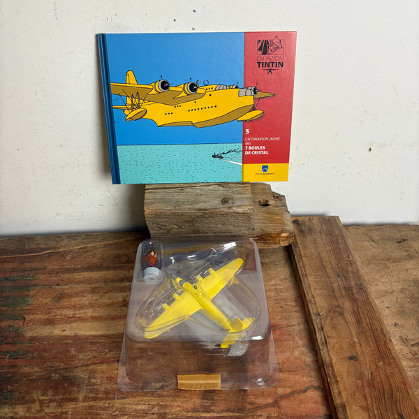 Modell Figur und Buch Tim und Struppi das Gelbe Wasserflugzeug mit Nestor aus Die sieben Kristallkugeln