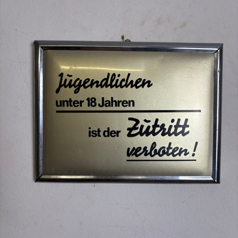 Vintage Schild Jugendlichen
unter 18 Jahren
ist der
Zutritt verboten!