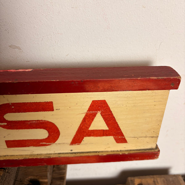 Vintage Holzschild Hustelinchen von Villosa