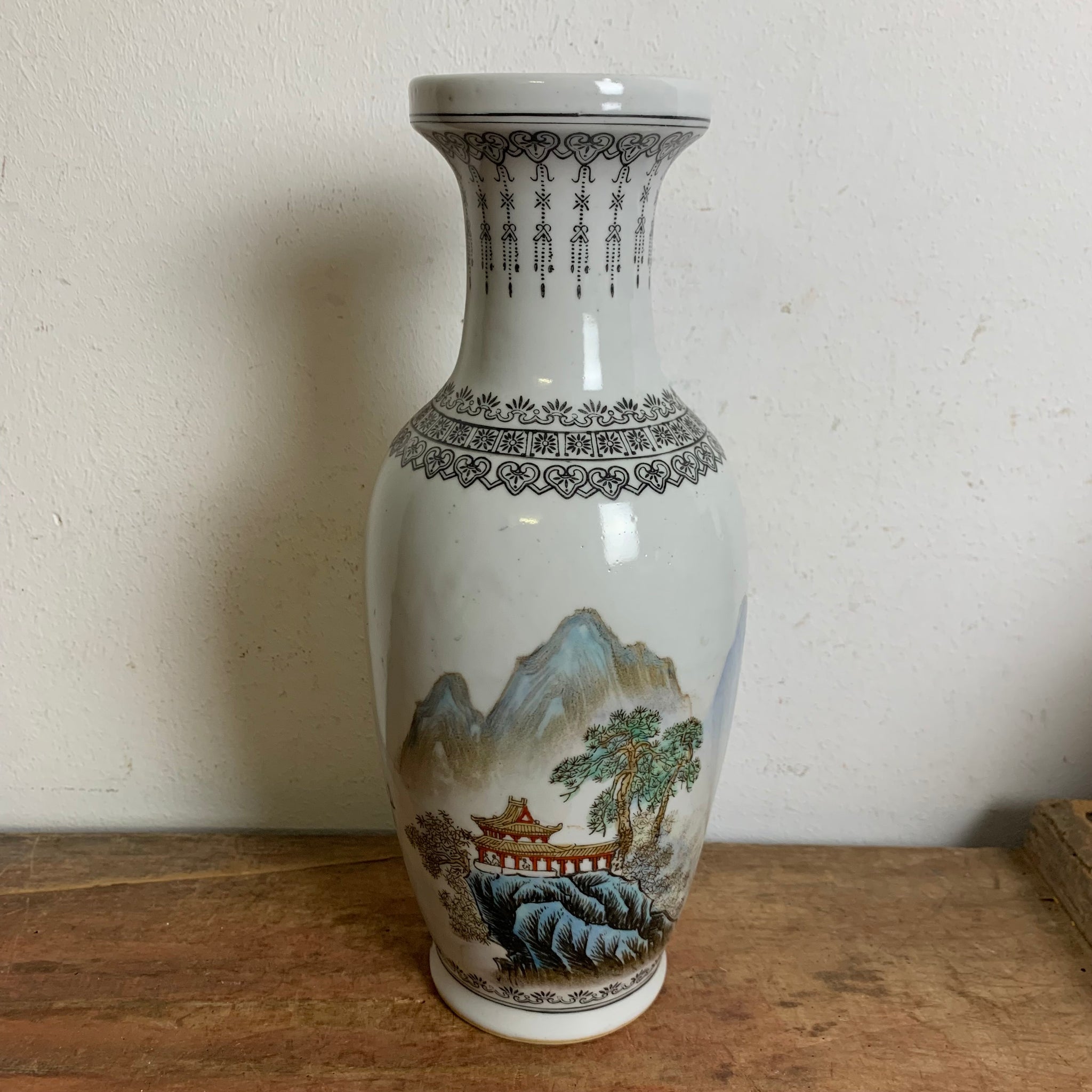Vintage chinesische Porzellanvase mit stimmungsvoller Landschaftsmalerei aus der Volksrepublik China