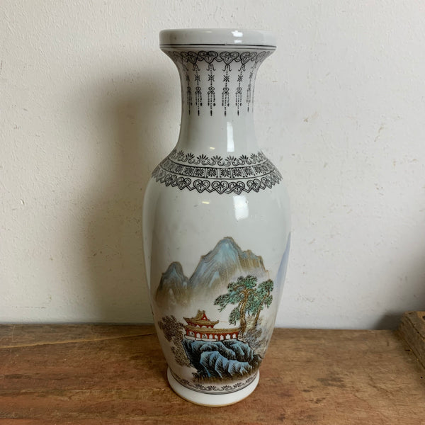Vintage chinesische Porzellanvase mit stimmungsvoller Landschaftsmalerei aus der Volksrepublik China