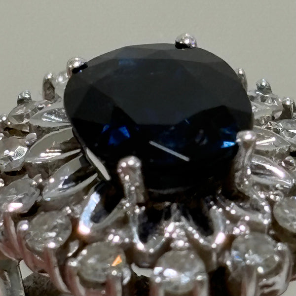 Entourage Ring aus Weißgold mit Saphir und Brillanten