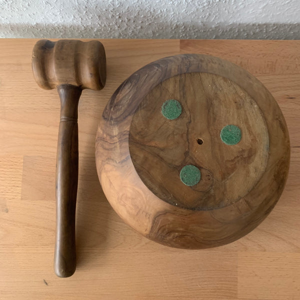 Vintage große Nussknackerschale aus gedrechseltem Massivholz und dazugehörigem Hammer