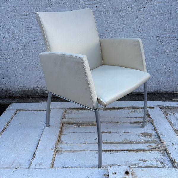 Design Armlehnstuhl 
Walter Knoll Jason von EOOS für WK Wohnen Stuhl mit Torsionsfunktion in Cremeweiß /Leder