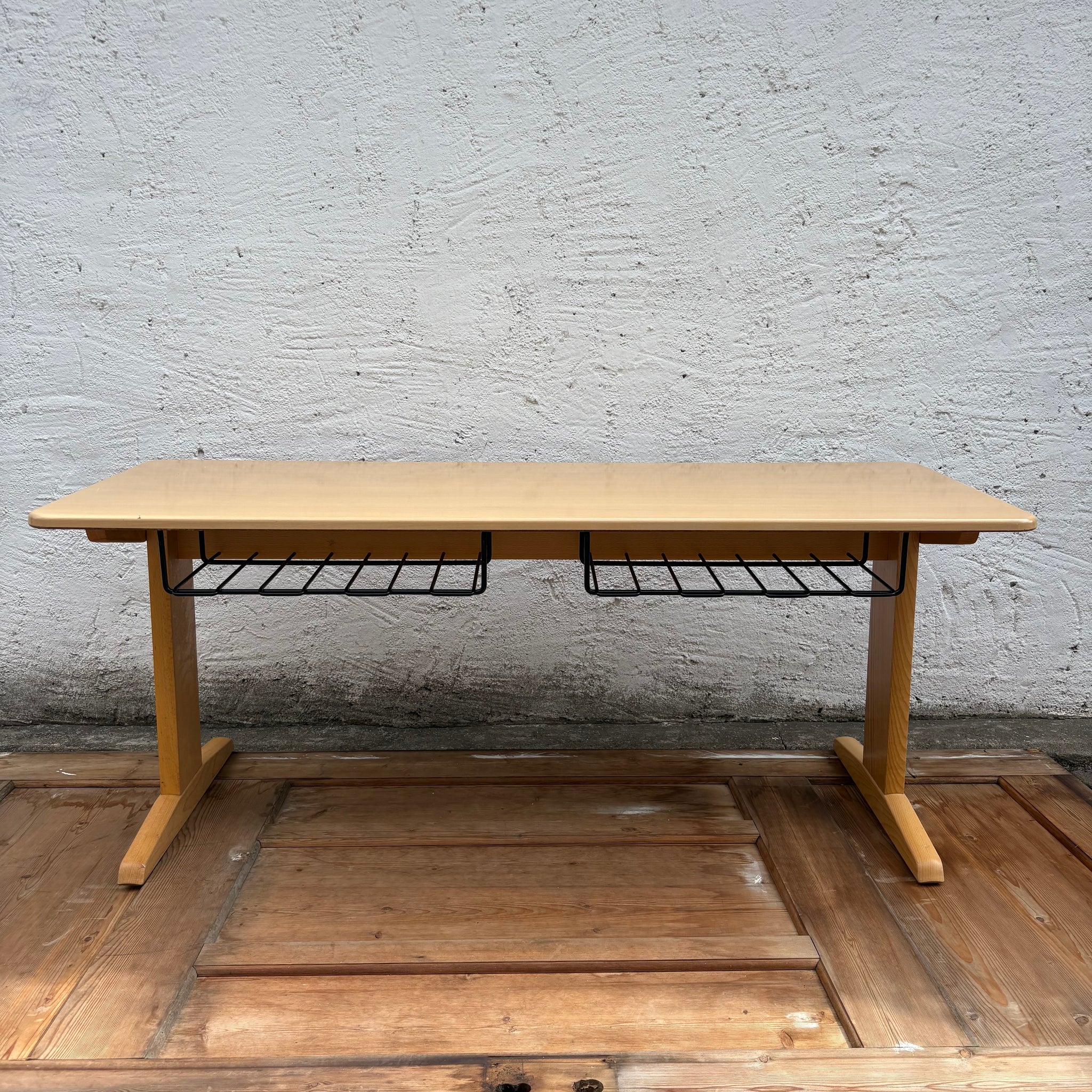 Vintage kleiner Kindertisch Schule von VS