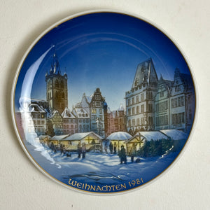 Vintage Classic Rose Weihnachtsteller 1981
Trier Marktplatz mit Steipe und St. Gangolf-Kirche von Helmut Drexler für Rosenthal