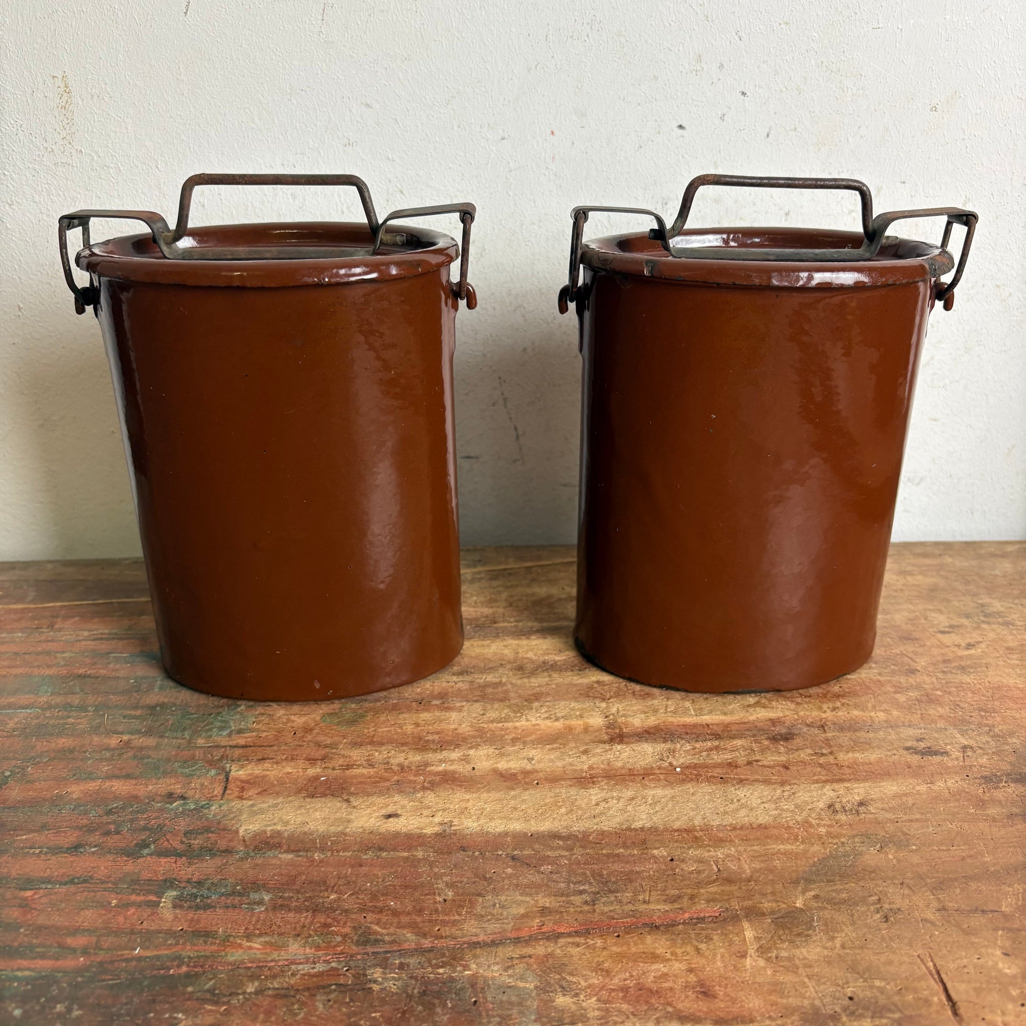 2 antike Essenbehälter aus Emaille mit Deckel und Verschluss in braun