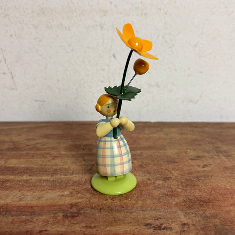 Blumenkind Mädchen mit gelber  Blume von Weha