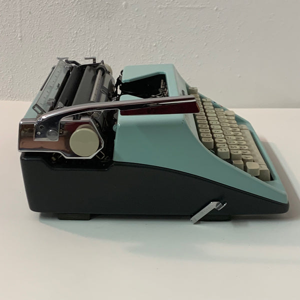 Vintage Schreibmaschine Colortrip - S von Olympia hellblau