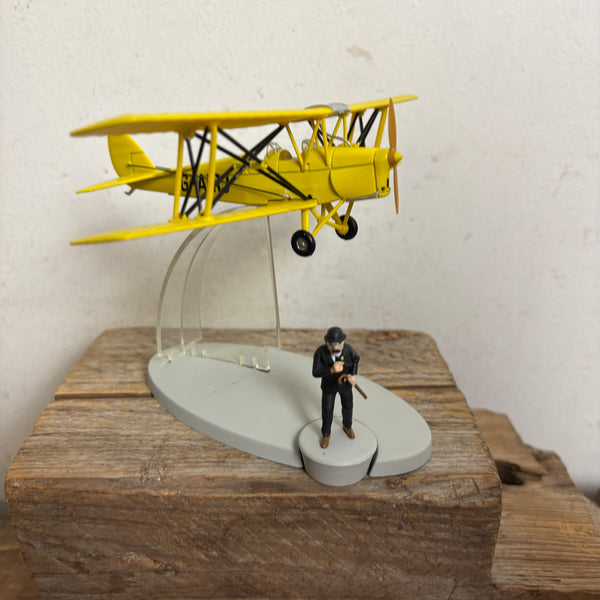 Modell Figur und Buch Tim und Struppi der Gelbe Doppeldecker mit Schulze aus Die schwarze Insel