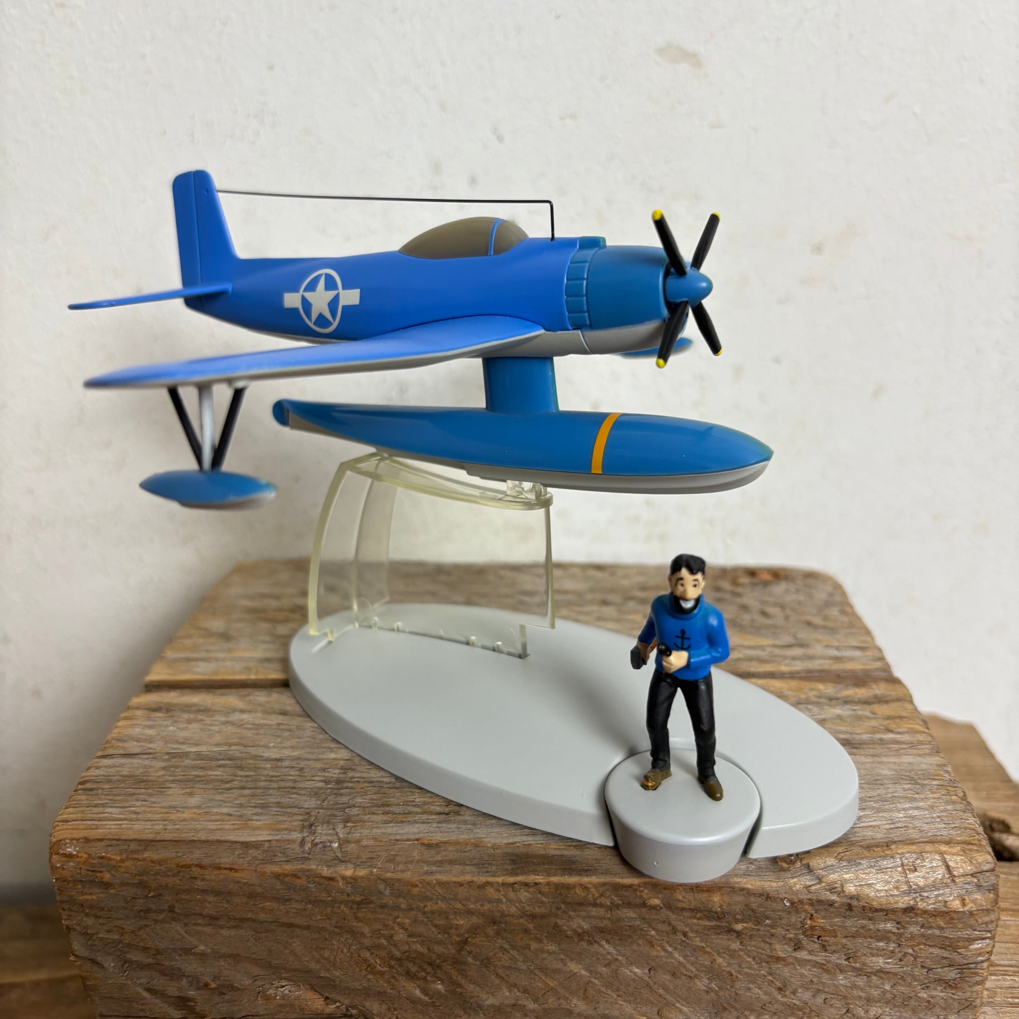 Modell Figur und Buch Tim und Struppi das Das Blaue Wasserflugzeug mit Kapitän Haddoc aus Koks an Bord