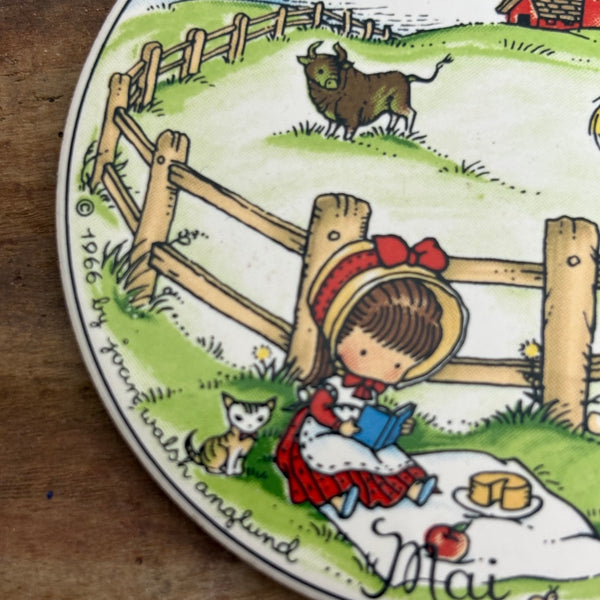 Vintage kleiner Wandteller Mai von Joan Walsh Anglund