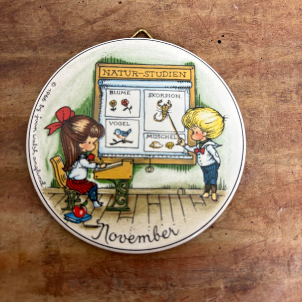 Vintage kleiner Wandteller November von Joan Walsh Anglund