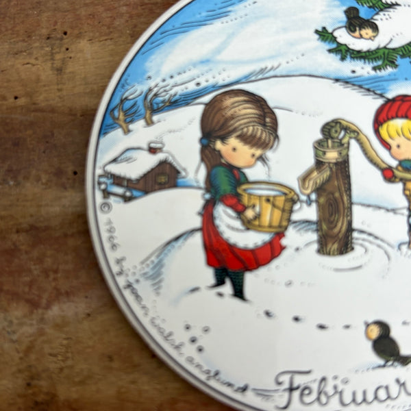 Vintage kleiner Wandteller Februar von Joan Walsh Anglund