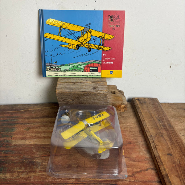 Modell Figur und Buch Tim und Struppi der Gelbe Doppeldecker mit Schulze aus Die schwarze Insel