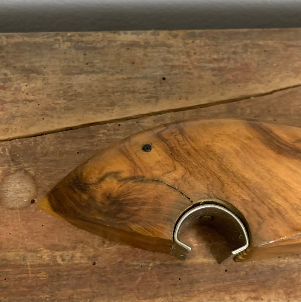 Vintage Flaschenöffner als Fisch aus Holz