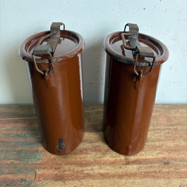 2 antike Essenbehälter aus Emaille mit Deckel und Verschluss in braun