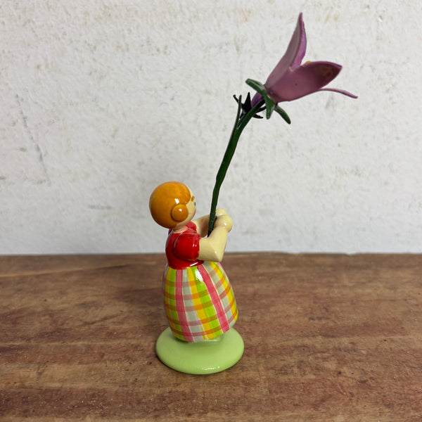 Blumenkind Mädchen mit lila  Blume von Weha