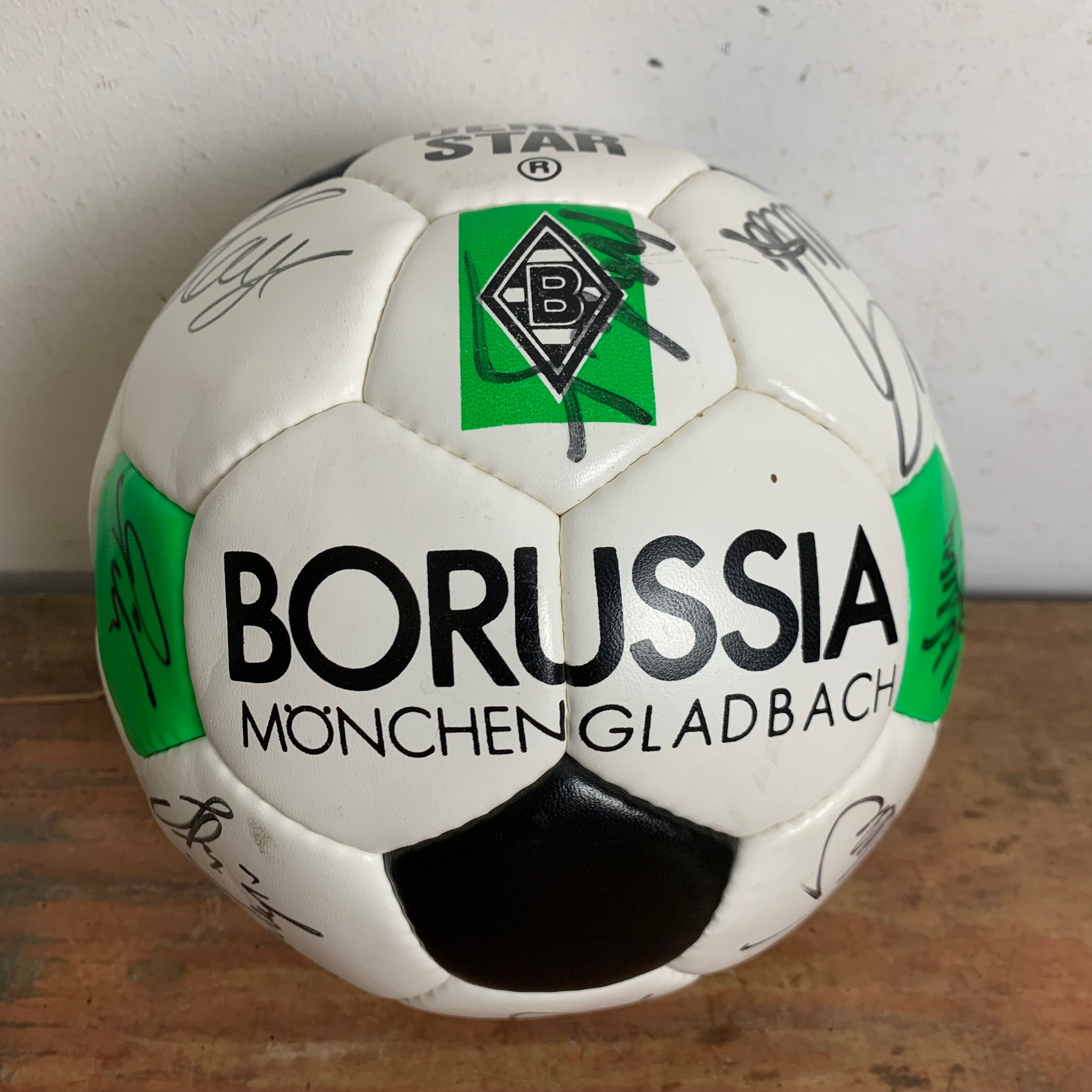 Spielball Fußball Borussia Mönchengladbach mit Autogrammen allen Spielern