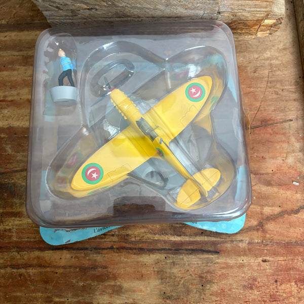 Modell Figur und Buch Tim und Struppi Das Gelbe Jagdflugzeug des Emirs mit Tim aus Im Reich des Schwarzen Goldes