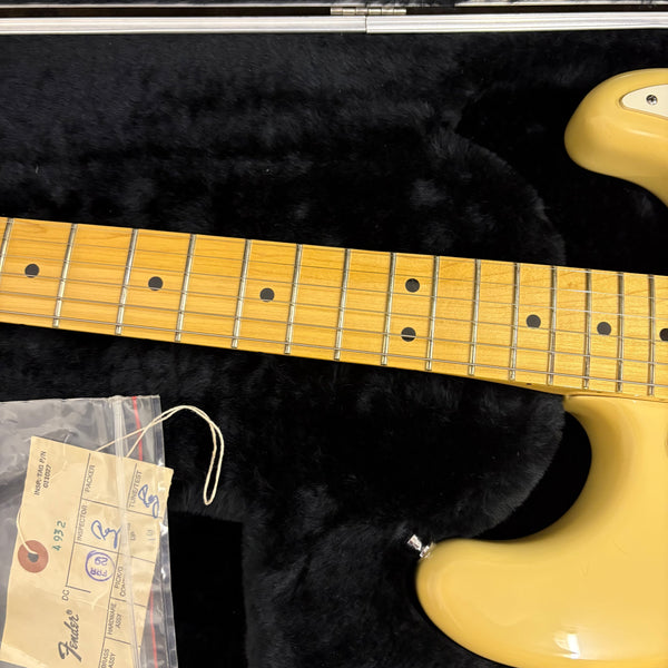 Vintage E-Gitarre 
1983 Fender Standard
Stratocaster (USA) mit Ahorngriffbrett in elfenbeinweiß