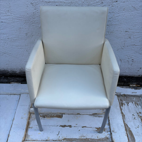 Design Armlehnstuhl 
Walter Knoll Jason von EOOS für WK Wohnen Stuhl mit Torsionsfunktion in Cremeweiß /Leder