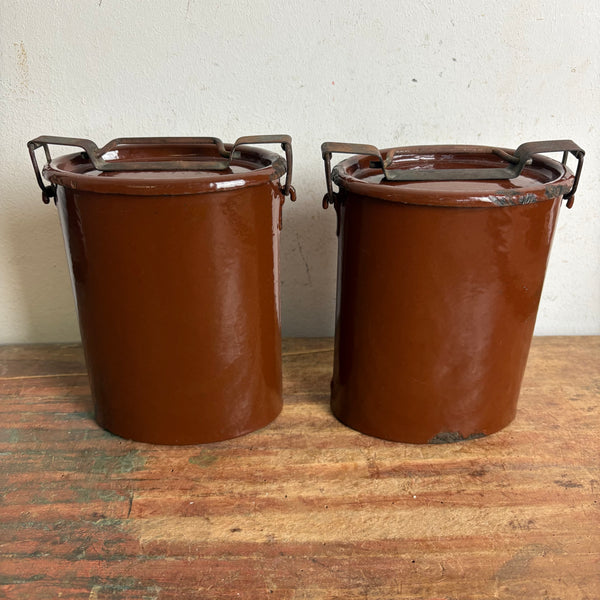 2 antike Essenbehälter aus Emaille mit Deckel und Verschluss in braun