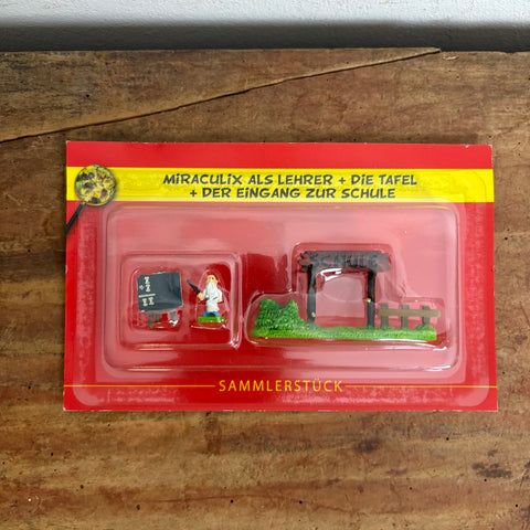 Asterix Das gallische Dorf Figur  Nr. 22 MiRACULiX ALS LEHRER + DiE TAFEL + DER EiNGANG ZUR SCHULE von Hachette