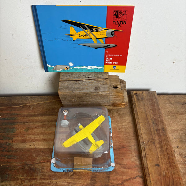 Modell Figur und Buch Tim und Struppi das Gelbe Wasserflugzeug mit Tim aus Der Goldene Krebs