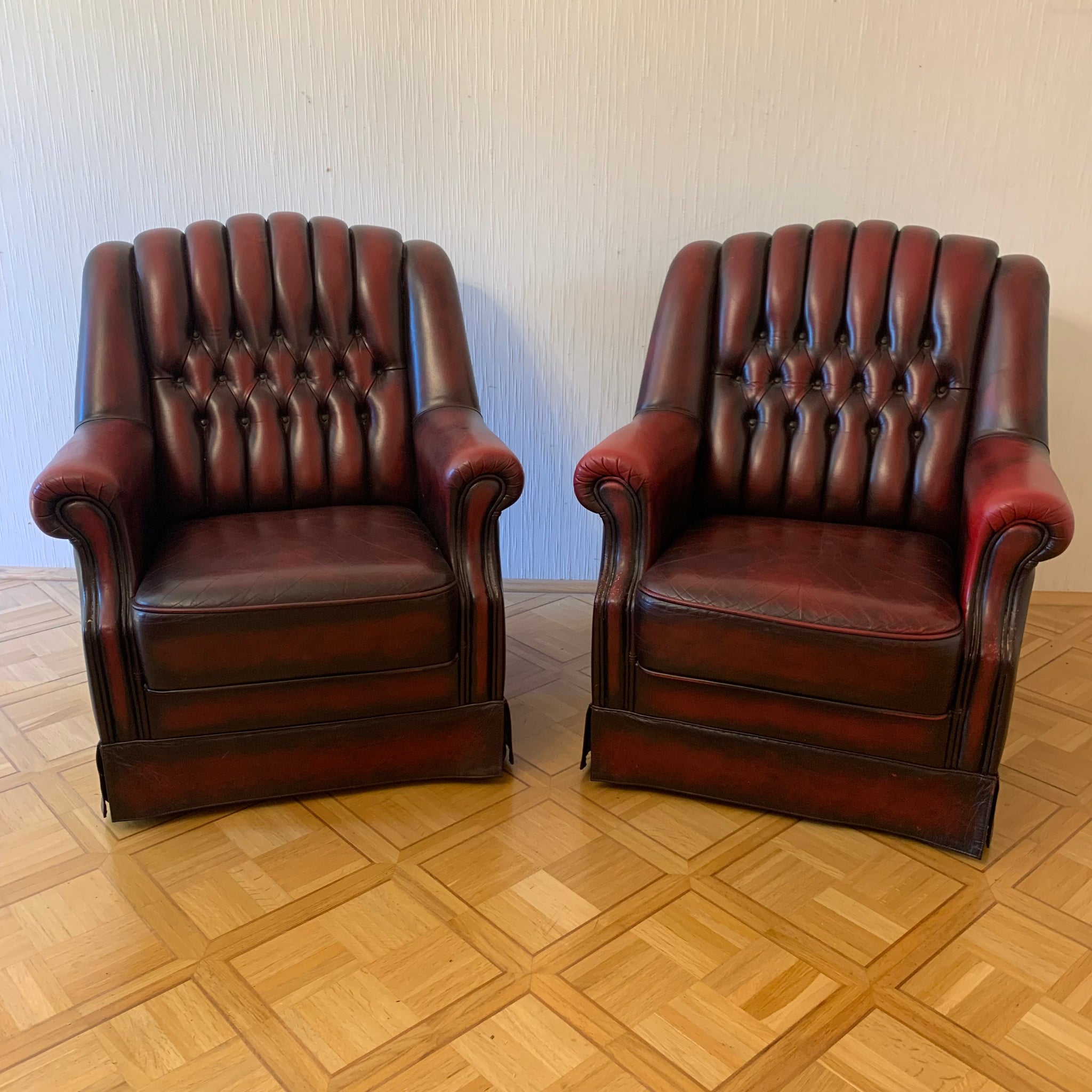 2 vintage Chesterfield Sessel in dunkelrot