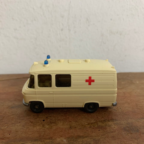 Vintage Modellauto Krankenwagen RTW von Wiking