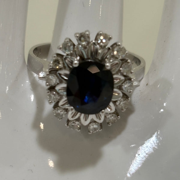 Entourage Ring aus Weißgold mit Saphir und Brillanten