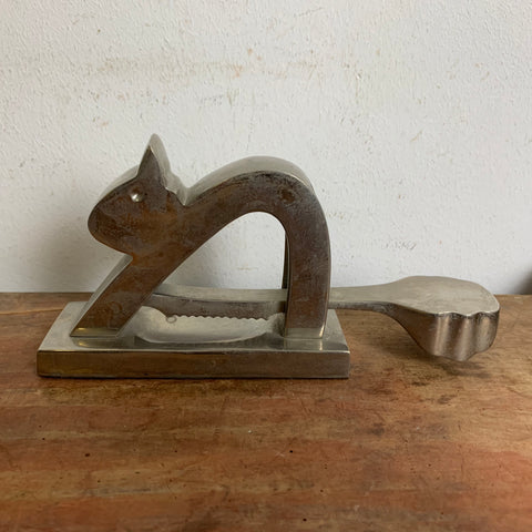 Brutalistischer Design Eichhörnchen Nussknacker