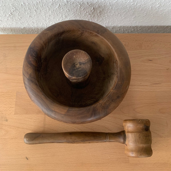 Vintage große Nussknackerschale aus gedrechseltem Massivholz und dazugehörigem Hammer