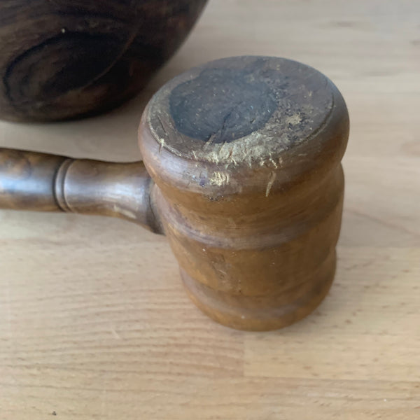Vintage große Nussknackerschale aus gedrechseltem Massivholz und dazugehörigem Hammer