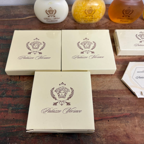 Luxuriöse Pflegeprodukte und Accessoires für Gäste des Palazzo Versace Hotels an der Gold Coast in Australien