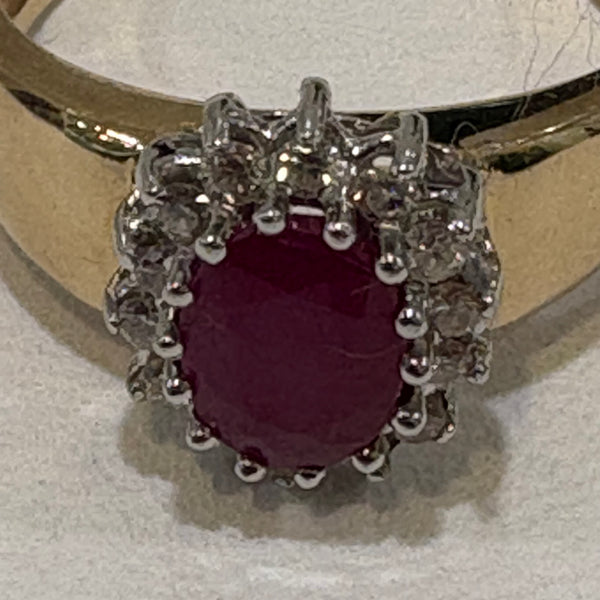 Goldring mit Rubin und Brillanten Besetzung aus 14 Karat Gold