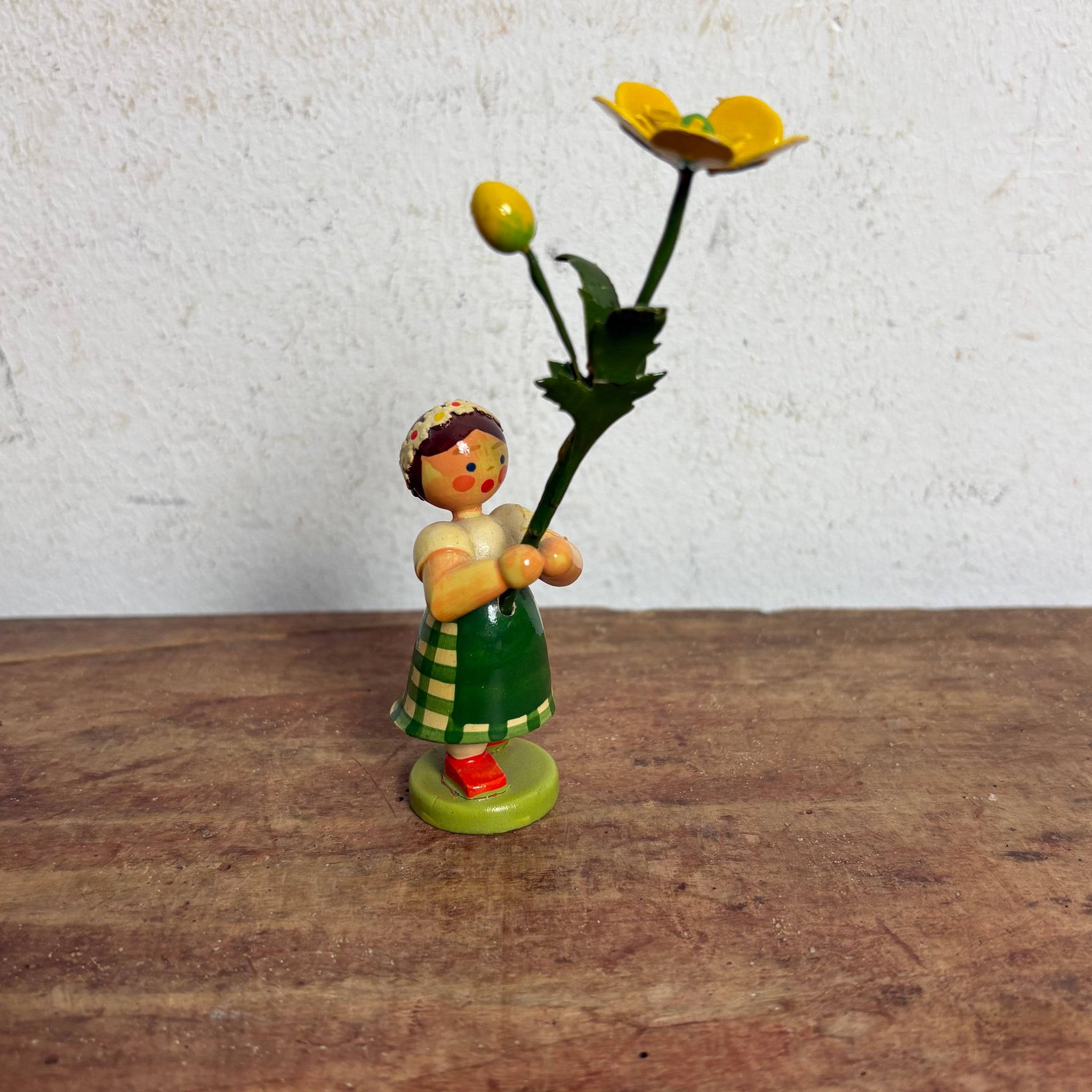 Blumenkind Mädchen mit gelber  Blume von Weha