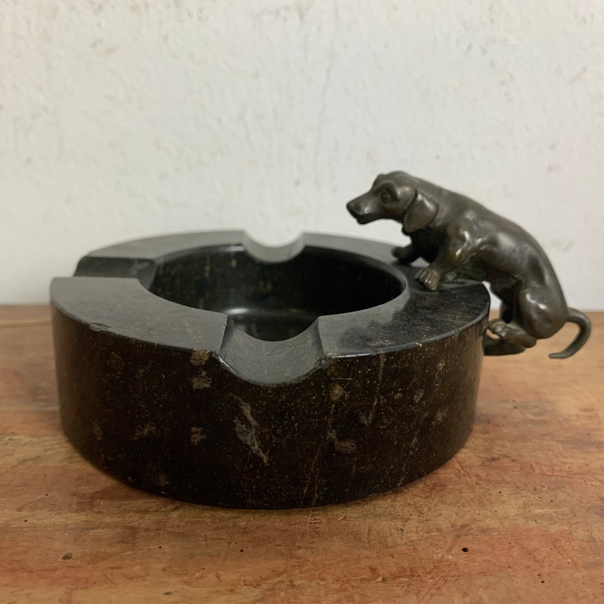 Art Deco Mamor Aschenbecher mit Bronze Dackel