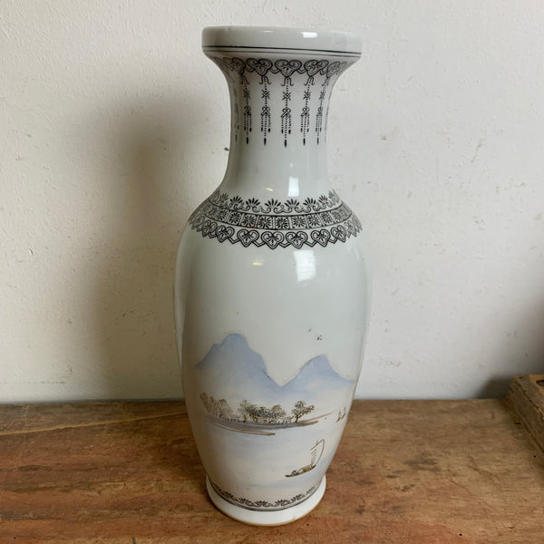 Vintage chinesische Porzellanvase mit stimmungsvoller Landschaftsmalerei aus der Volksrepublik China