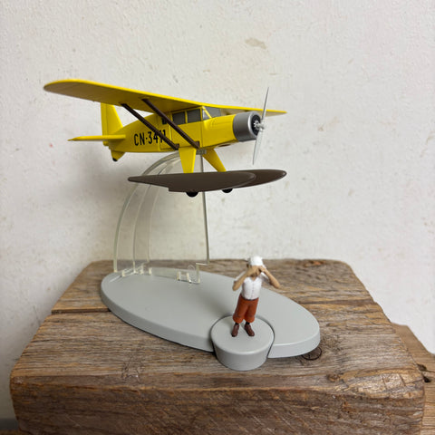 Modell Figur und Buch Tim und Struppi das Gelbe Wasserflugzeug mit Tim aus Der Goldene Krebs